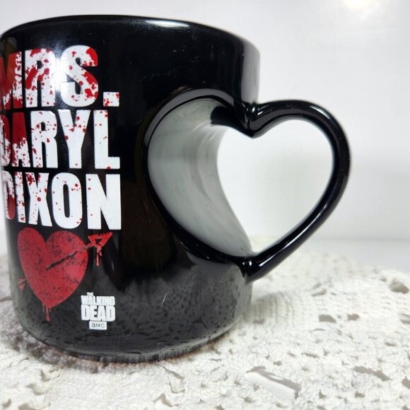 The Walking Dead Heart Handle Splattered Mrs Darly Dixon Ceramic Mug 12 oz AMC - Picture 4 of 9